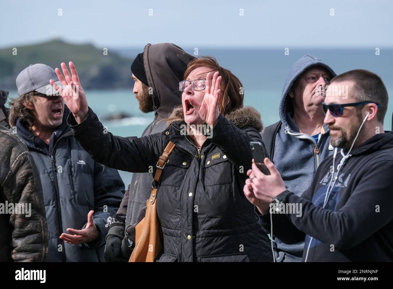 Eine wütende Frau, die während einer Demonstration der rechten Gruppe Reform UK gegen Asylbewerber im Beresford Hotel in Newq schreit Stockfoto