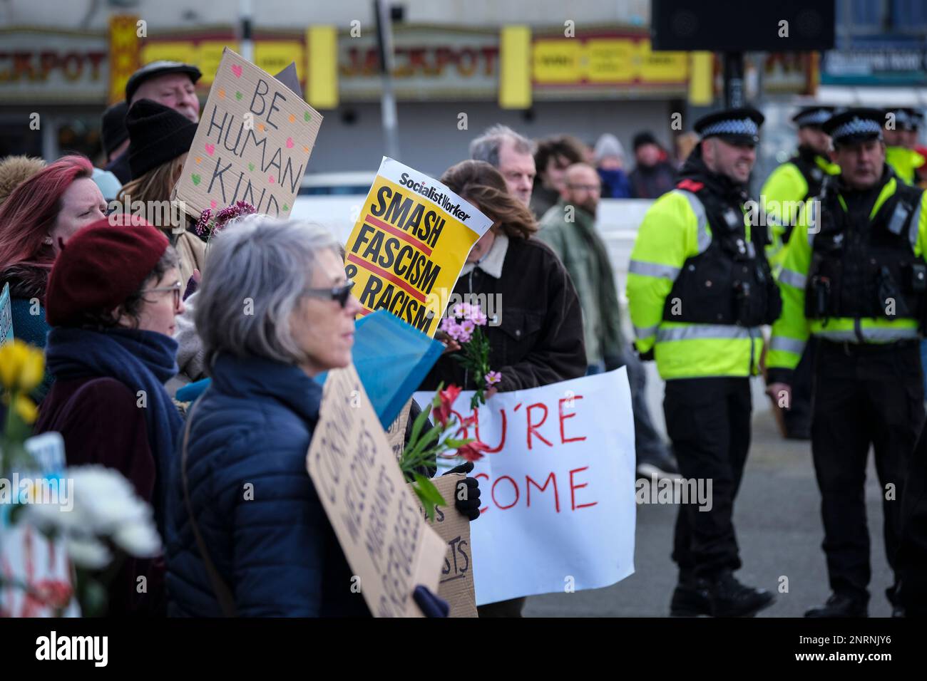 Eine von antifaschistischen Gruppen organisierte Gegendemonstration gegen einen Protest der rechten Gruppe Reform UK gegen Asylbewerber, die in die Bere gebracht wurden Stockfoto