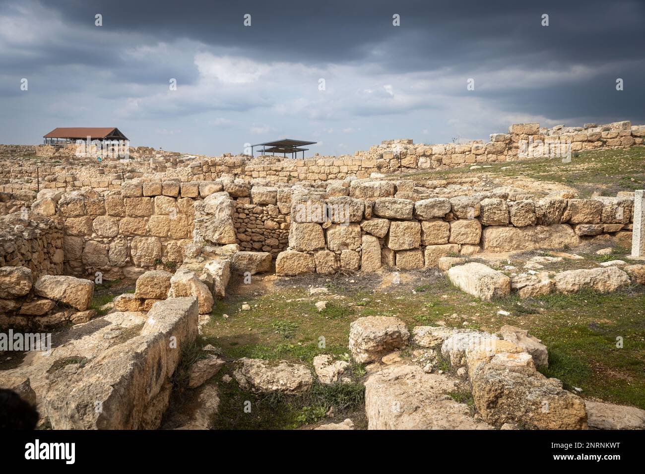 Khirbet Susya ist ein palästinensisches Dorf im Westjordanland. Israel - 13.02.2023, Ruinen der antiken jüdischen Siedlung Susiya im Hebron Hochland Stockfoto