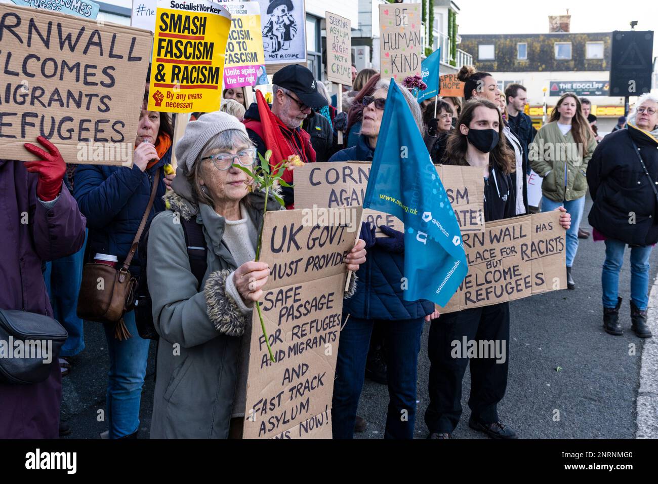 Eine von antifaschistischen Gruppen organisierte Gegendemonstration gegen einen Protest der rechten Gruppe Reform UK gegen Asylbewerber, die in die Bere gebracht wurden Stockfoto