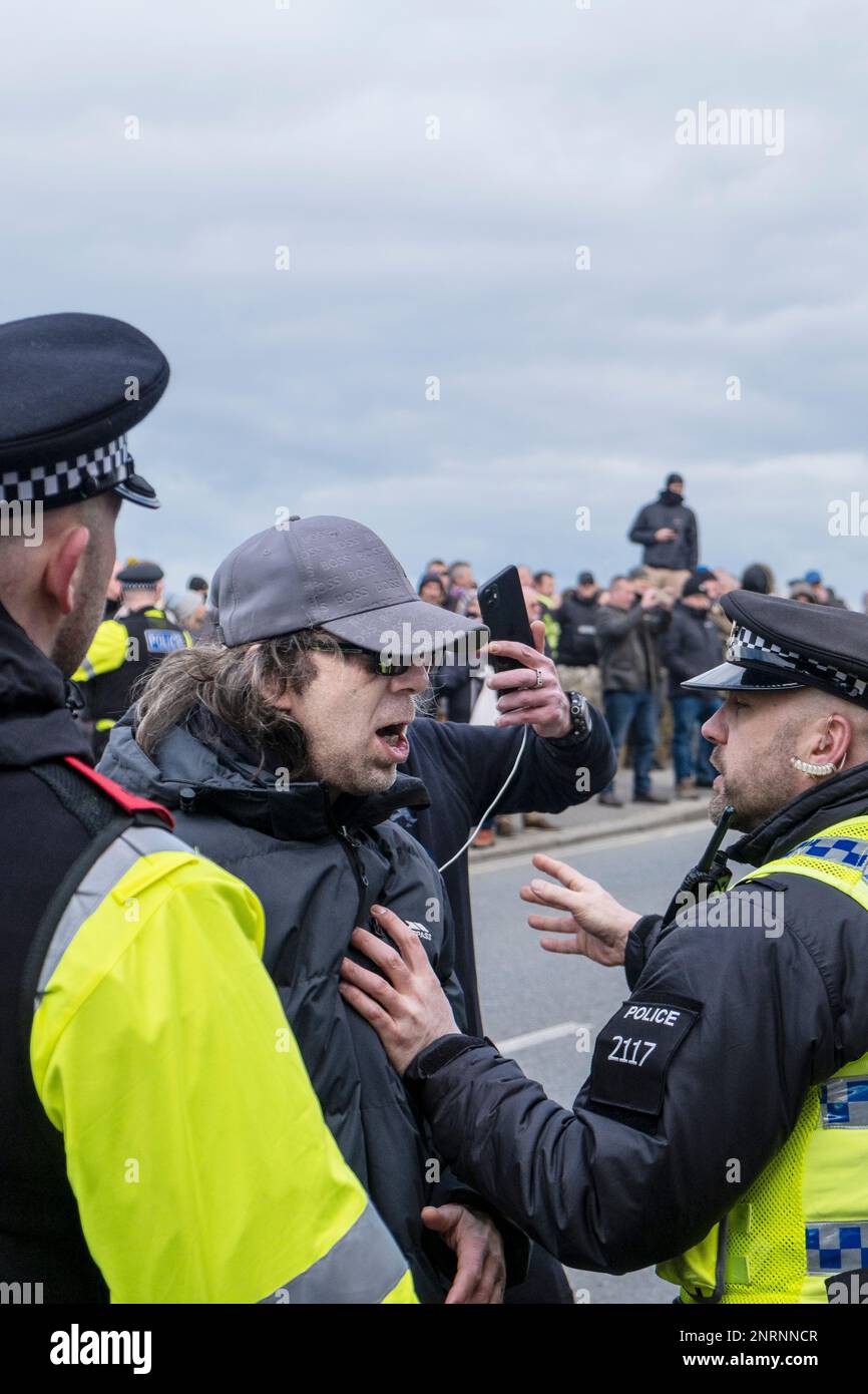 Devon und Cornwall Polizisten, die mit einem wütenden und frustrierten Demonstranten zu tun haben, der gegen Asylbewerber protestiert, die im Beresford H untergebracht sind Stockfoto