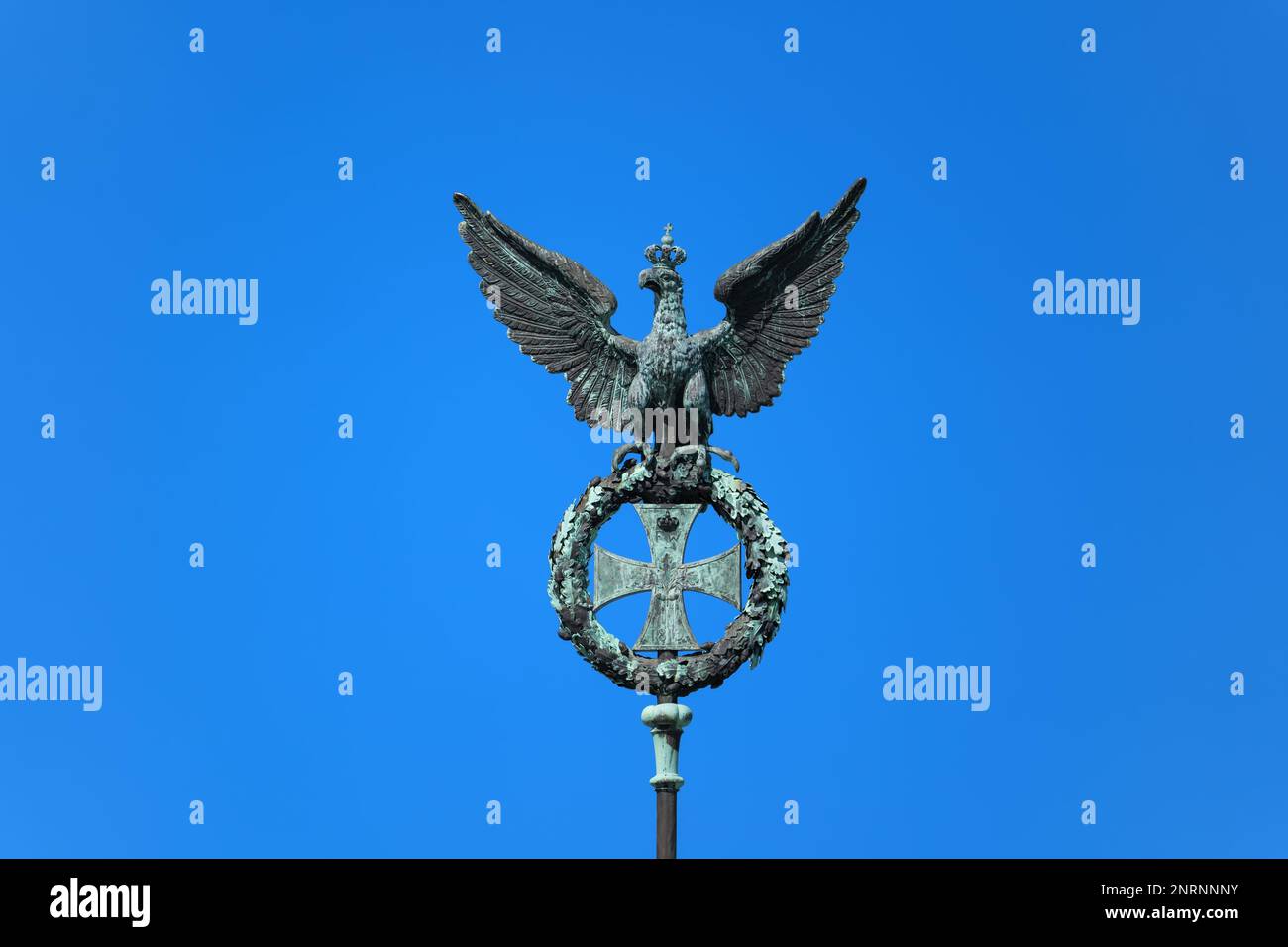 Preußischer Adler und Eisernen Kreuz isoliert am blauen Himmel, Teil der Quadriga des Brandenburger Tors in Berlin. Stockfoto