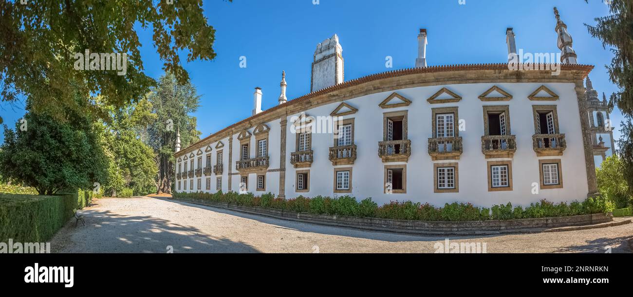 Vila Real/Portugal - 08 01 2020: Panoramablick auf die Seitenfassade des Mateus-Palastes oder Solar de Mateus, ein touristisches und ikonisches 18. Stockfoto