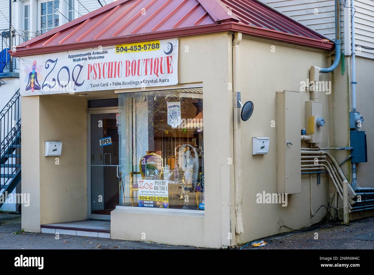 NEW ORLEANS, LA, USA - 23. FEBRUAR 2023: Vor der Zoe Psychic Boutique in der Magazine Street Stockfoto