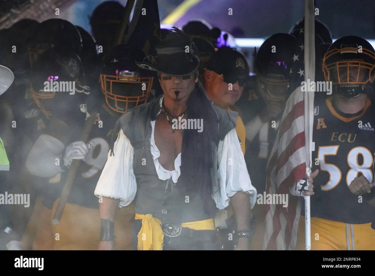 GREENVILLE, NC - SEPTEMBER 21: East Carolina Pirates mascot Steve The Pirate Whetzel prepares the team to take the field during a game between the William and Mary Tribe and the East Carolina Pirates on September 21, 2019 at Dowdy-Ficklen Stadium in Greenville, NC. (Photo by Greg Thompson/Icon Sportswire) (Icon Sportswire via AP Images) Stockfoto