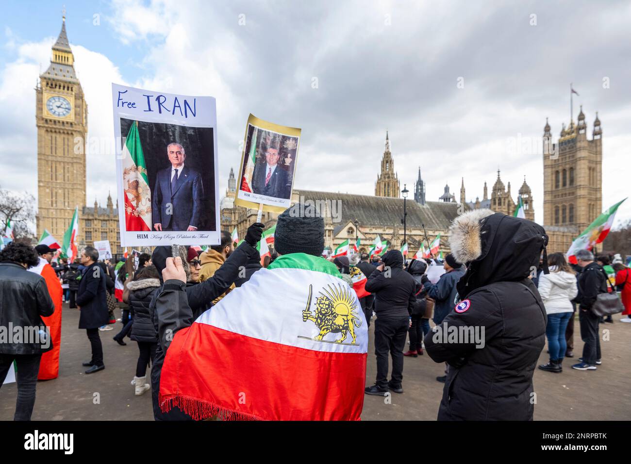 London, Großbritannien. 27. Februar 2023 Die britischen Iraner beteiligen sich an einem Protest außerhalb der Houses of Parliament und fordern einen Regimewechsel und Rechte für Frauen im Iran. Der anhaltende Protest ist eine Reaktion auf den Tod von Mahsa Amini, einer 22-jährigen kurdischen Frau, die am 16. September 2022 in Polizeigewahrsam in Teheran starb. Angeblich wurde sie von der iranischen Moralpolizei festgehalten, weil sie ein Hidschab-Kopftuch auf „unzulässige“ Weise trug. Kredit: Stephen Chung / Alamy Live News Stockfoto