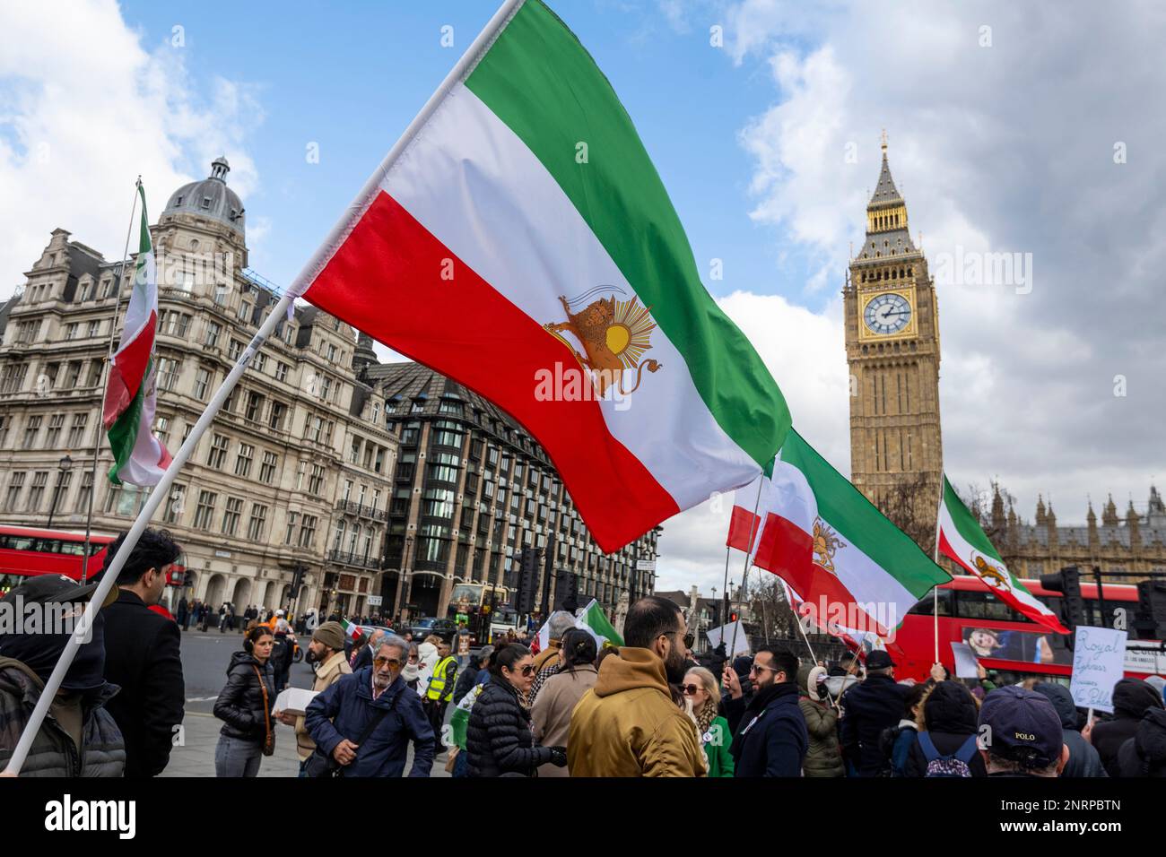 London, Großbritannien. 27. Februar 2023 Die britischen Iraner beteiligen sich an einem Protest außerhalb der Houses of Parliament und fordern einen Regimewechsel und Rechte für Frauen im Iran. Der anhaltende Protest ist eine Reaktion auf den Tod von Mahsa Amini, einer 22-jährigen kurdischen Frau, die am 16. September 2022 in Polizeigewahrsam in Teheran starb. Angeblich wurde sie von der iranischen Moralpolizei festgehalten, weil sie ein Hidschab-Kopftuch auf „unzulässige“ Weise trug. Kredit: Stephen Chung / Alamy Live News Stockfoto