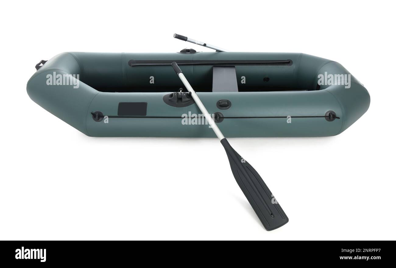 Aufblasbares Fischerboot aus Gummi mit Aluminiumrudern und Sitz isoliert auf Weiß Stockfoto