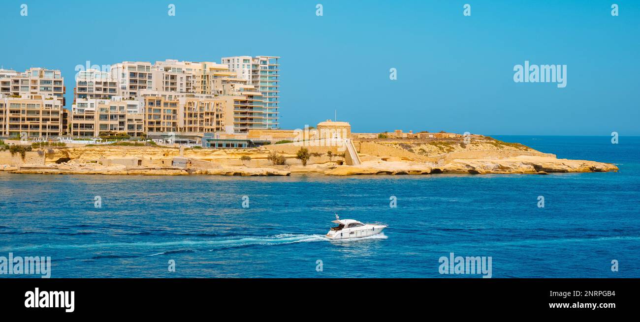 Ein Panoramablick auf Tigne Point in Sliema, Malta, und Fort Tigne auf der rechten Seite, neben einigen modernen Apartmenttürmen, an einem sonnigen Sommertag, wie man sieht Stockfoto