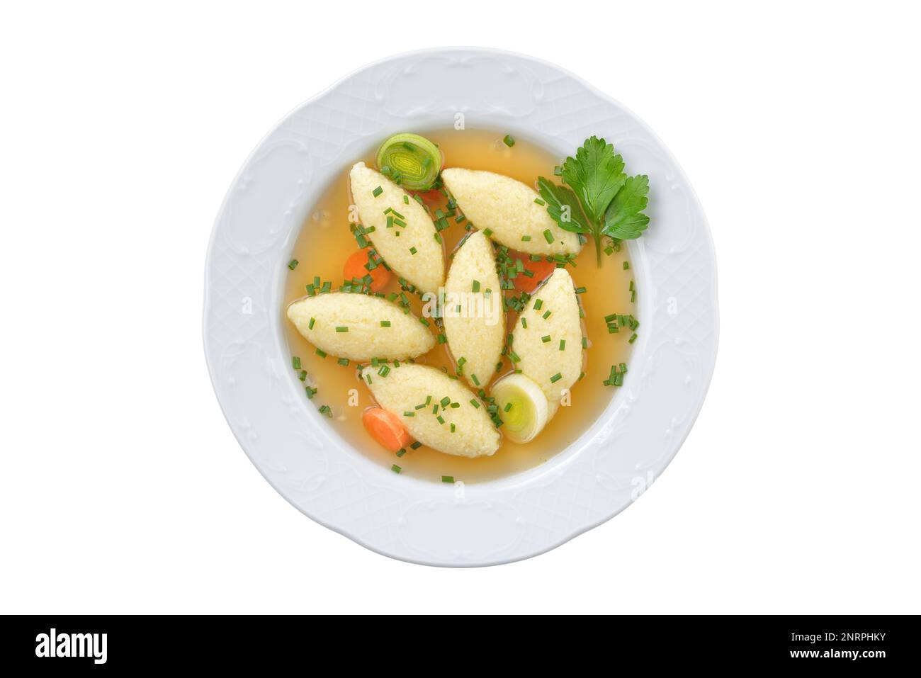 Bayerisches, schwäbisches und österreichisches Gericht, Grießklöße in Gemüsebrühe auf weißem Hintergrund Stockfoto