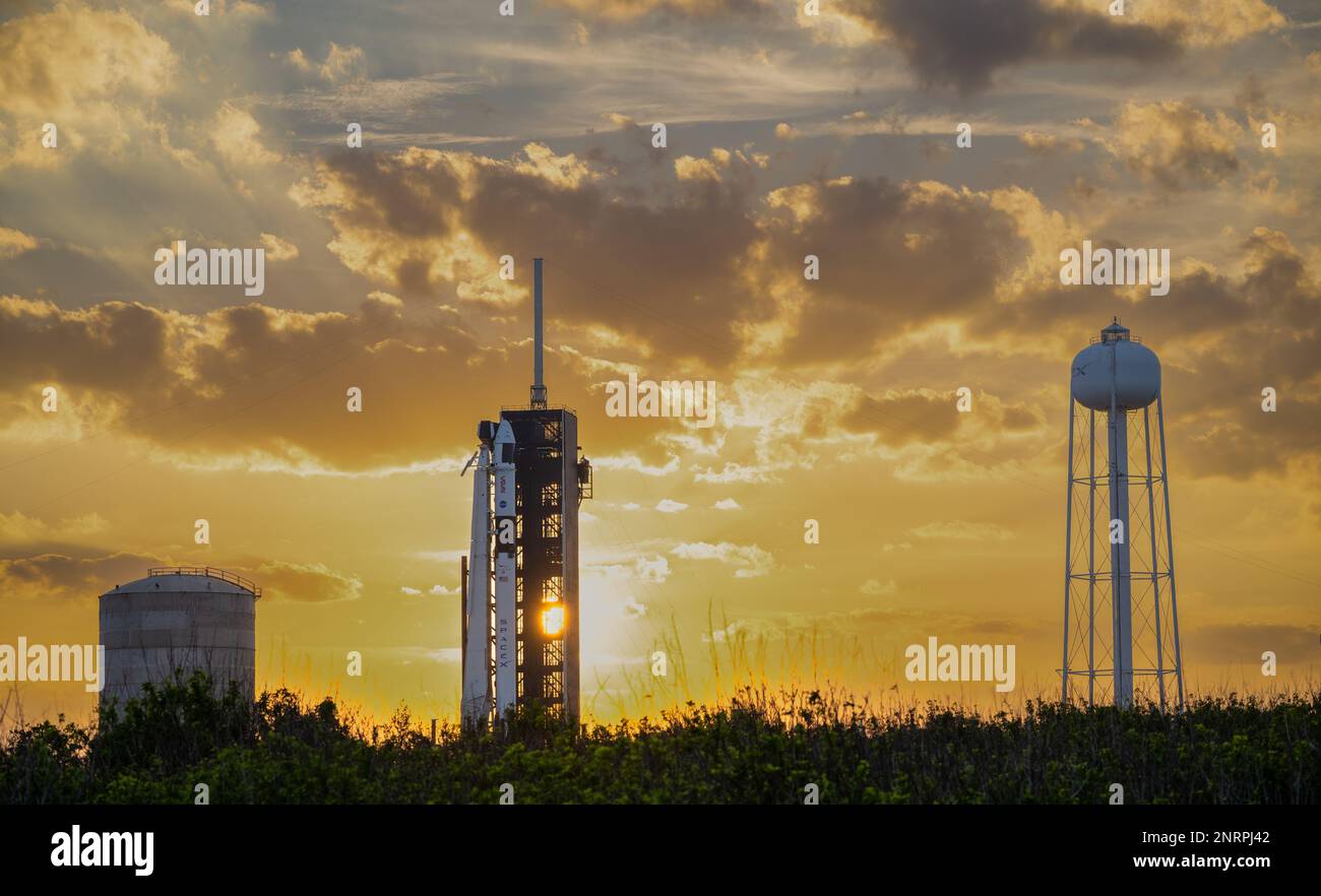Cape Canaveral, Vereinigte Staaten von Amerika. 25. Februar 2023. Die SpaceX Falcon 9 Rakete, die das Crew Dragon Raumschiff transportiert, ist bereit für den Start auf Launch Pad 39A im Kennedy Space Center am 25. Februar 2023 in Cape Canaveral, Florida. Die sechste kommerzielle SpaceX-Besatzungsmission zur Internationalen Raumstation führt Astronauten Andrey Fedyaev von Roscosmos, Woody Hoburg, Stephen Bowen von der NASA und Sultan Alneyadi von den Vereinigten Arabischen Emiraten mit. Kredit: Joel Kowsky/NASA/Alamy Live News Stockfoto