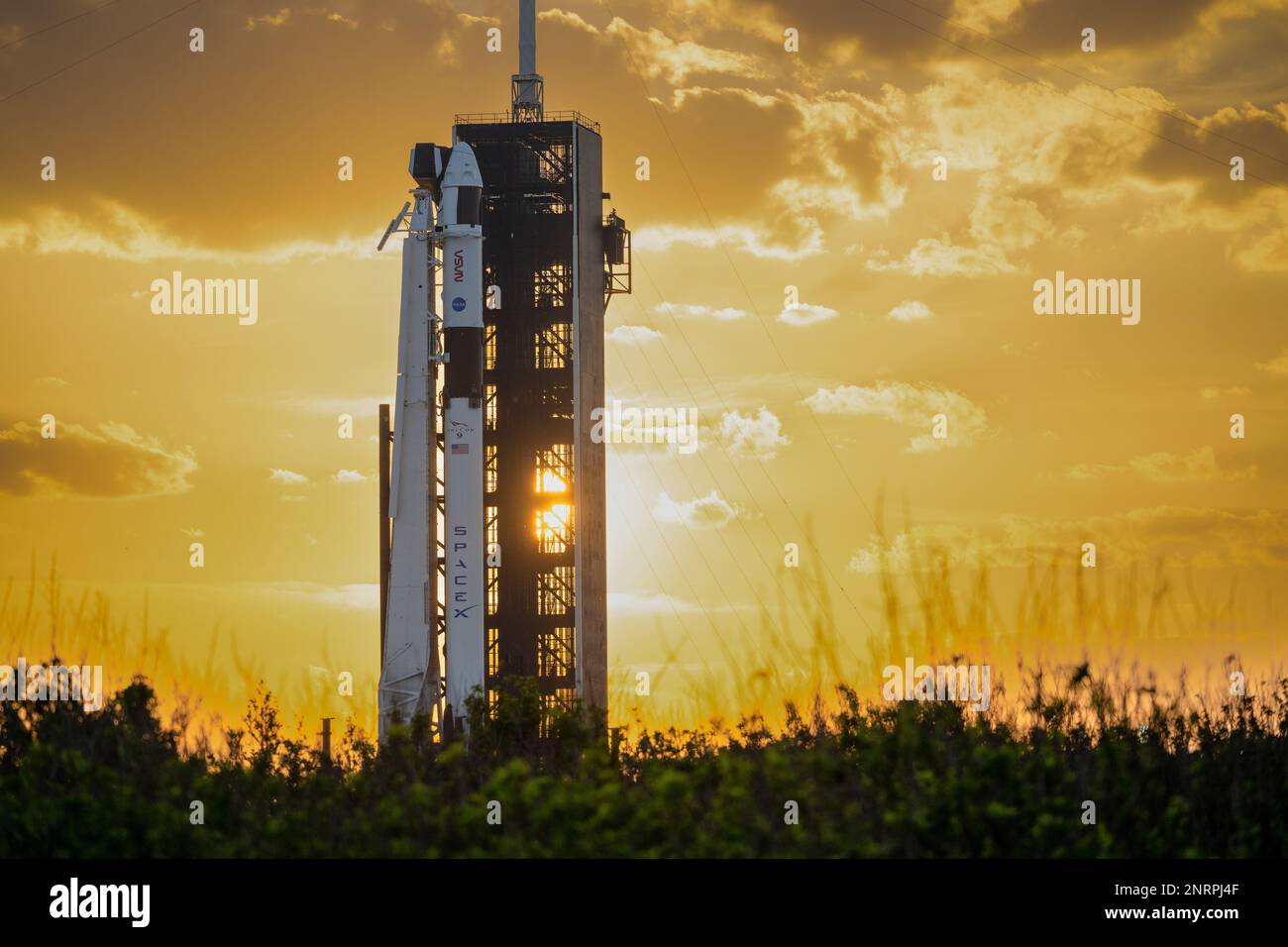 Cape Canaveral, Vereinigte Staaten von Amerika. 25. Februar 2023. Die SpaceX Falcon 9 Rakete, die das Crew Dragon Raumschiff transportiert, ist bereit für den Start auf Launch Pad 39A im Kennedy Space Center am 25. Februar 2023 in Cape Canaveral, Florida. Die sechste kommerzielle SpaceX-Besatzungsmission zur Internationalen Raumstation führt Astronauten Andrey Fedyaev von Roscosmos, Woody Hoburg, Stephen Bowen von der NASA und Sultan Alneyadi von den Vereinigten Arabischen Emiraten mit. Kredit: Joel Kowsky/NASA/Alamy Live News Stockfoto