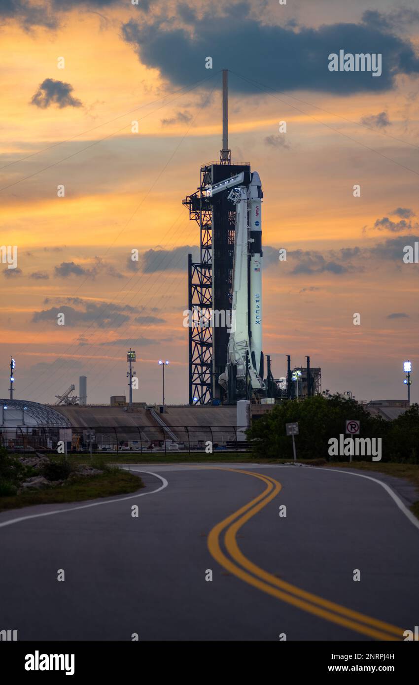 Cape Canaveral, Vereinigte Staaten von Amerika. 25. Februar 2023. Sonnenuntergang auf der SpaceX Falcon 9 Rakete, die das Crew Dragon Raumschiff trägt, während es für den Start auf dem Startfeld 39A im Kennedy Space Center am 25. Februar 2023 in Cape Canaveral, Florida, vorbereitet ist. Die sechste kommerzielle SpaceX-Besatzungsmission zur Internationalen Raumstation führt Astronauten Andrey Fedyaev von Roscosmos, Woody Hoburg, Stephen Bowen von der NASA und Sultan Alneyadi von den Vereinigten Arabischen Emiraten mit. Kredit: Joel Kowsky/NASA/Alamy Live News Stockfoto