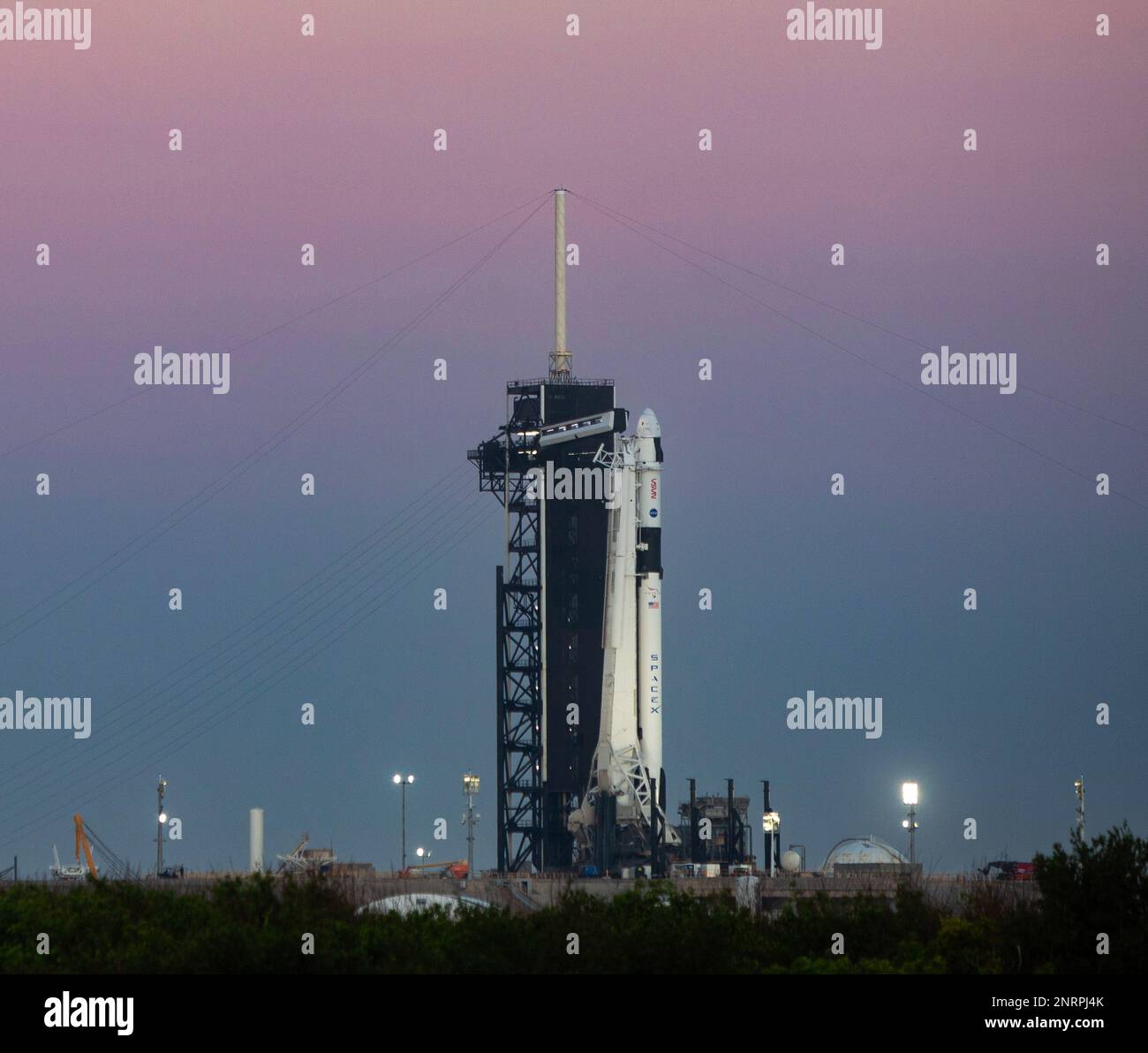 Cape Canaveral, Vereinigte Staaten von Amerika. 23. Februar 2023. Der Morgen bricht auf der SpaceX Falcon 9 Rakete an, die das Crew Dragon Raumschiff trägt, während es für den Start auf dem Startfeld 39A im Kennedy Space Center am 23. Februar 2023 in Cape Canaveral, Florida, vorbereitet ist. Die sechste kommerzielle SpaceX-Besatzungsmission zur Internationalen Raumstation führt Astronauten Andrey Fedyaev von Roscosmos, Woody Hoburg, Stephen Bowen von der NASA und Sultan Alneyadi von den Vereinigten Arabischen Emiraten mit. Kredit: Joel Kowsky/NASA/Alamy Live News Stockfoto