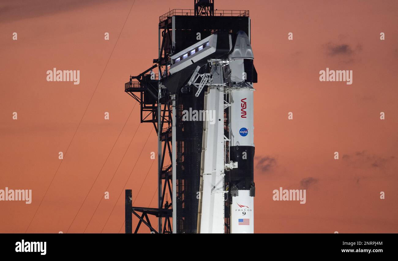 Cape Canaveral, Vereinigte Staaten von Amerika. 25. Februar 2023. Die SpaceX Falcon 9 Rakete, die das Crew Dragon Raumschiff transportiert, ist bereit für den Start auf Launch Pad 39A im Kennedy Space Center am 25. Februar 2023 in Cape Canaveral, Florida. Die sechste kommerzielle SpaceX-Besatzungsmission zur Internationalen Raumstation führt Astronauten Andrey Fedyaev von Roscosmos, Woody Hoburg, Stephen Bowen von der NASA und Sultan Alneyadi von den Vereinigten Arabischen Emiraten mit. Kredit: Joel Kowsky/NASA/Alamy Live News Stockfoto