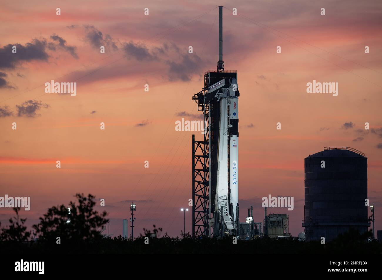 Cape Canaveral, Vereinigte Staaten von Amerika. 25. Februar 2023. Die SpaceX Falcon 9 Rakete, die das Crew Dragon Raumschiff transportiert, ist bereit für den Start auf Launch Pad 39A im Kennedy Space Center am 25. Februar 2023 in Cape Canaveral, Florida. Die sechste kommerzielle SpaceX-Besatzungsmission zur Internationalen Raumstation führt Astronauten Andrey Fedyaev von Roscosmos, Woody Hoburg, Stephen Bowen von der NASA und Sultan Alneyadi von den Vereinigten Arabischen Emiraten mit. Kredit: Joel Kowsky/NASA/Alamy Live News Stockfoto