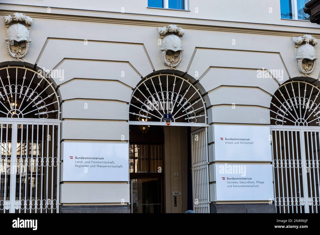 Wien, Österreich - 17. Oktober 2022: Eingang des Bundesministeriums oder des Bundesministeriums für Landwirtschaft, Regionen und Tourismus in Wien, Österreich Stockfoto