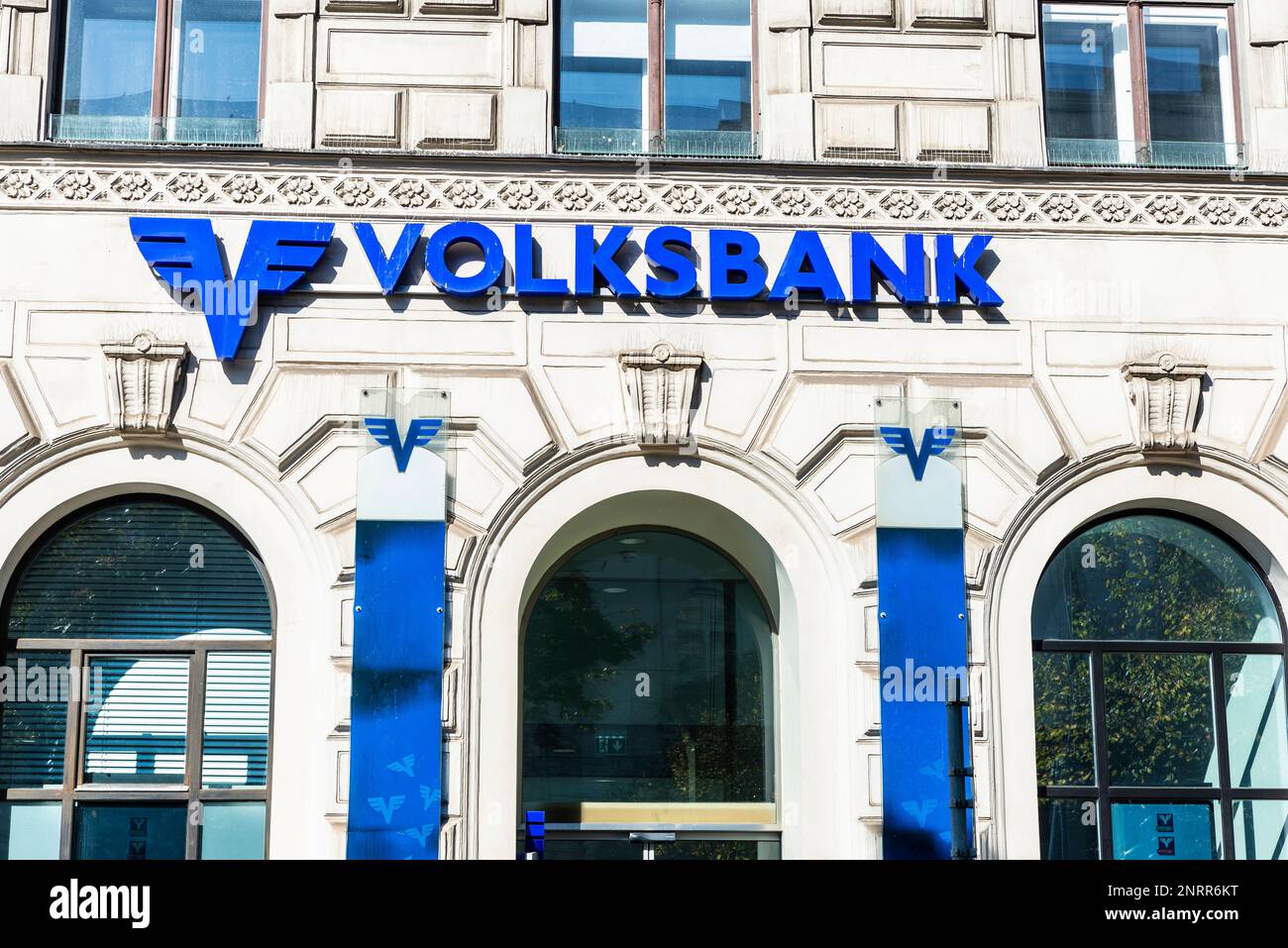 Wien, Österreich - 18. Oktober 2022: Fassade und Logo der Volksbank in Innere Stadt, Wien, Österreich Stockfoto