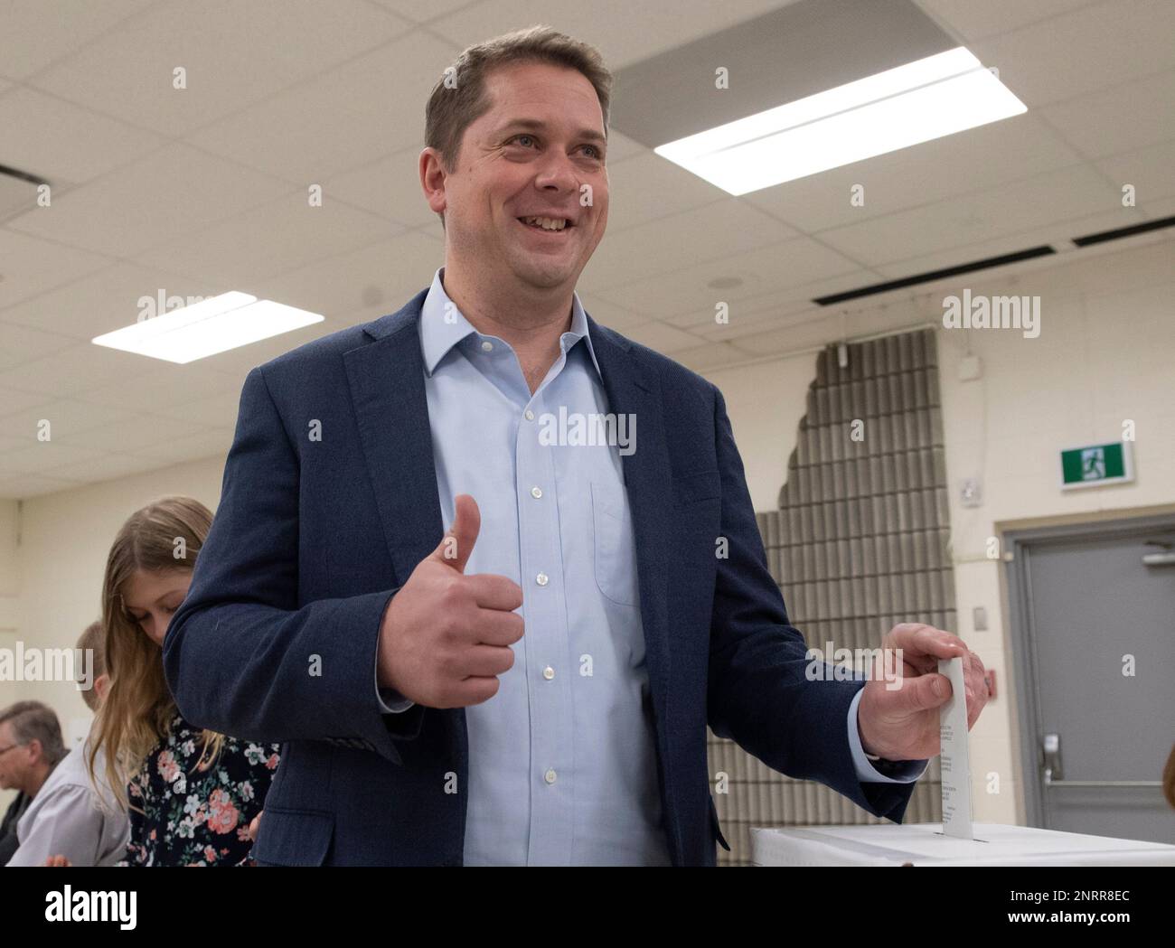 Conservative leader Andrew Scheer gives the thumbs up as he casts his ballot at a polling station in his riding in Regina, Saskatchewan, Monday, Oct. 21, 2019. (Adrian Wyld/The Canadian Press via AP) Stockfoto