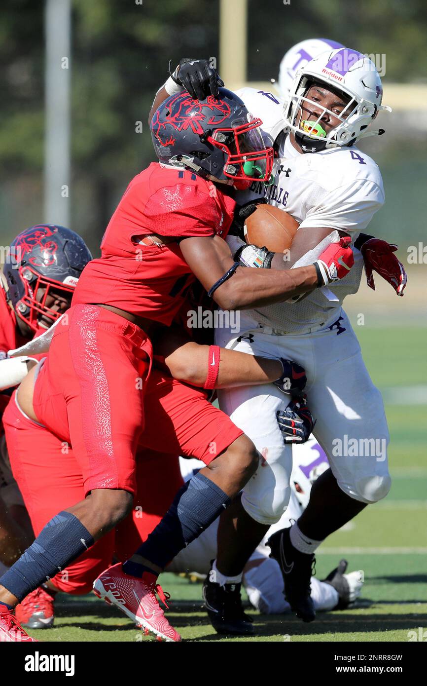 Tottenville's Roland Dempster #4 in action against Erasmus Hall's Moses Walker #11 during a high school football game on Saturday, October 19, 2019 in Brooklyn, NY. (Gregory Payan via AP) Stockfoto