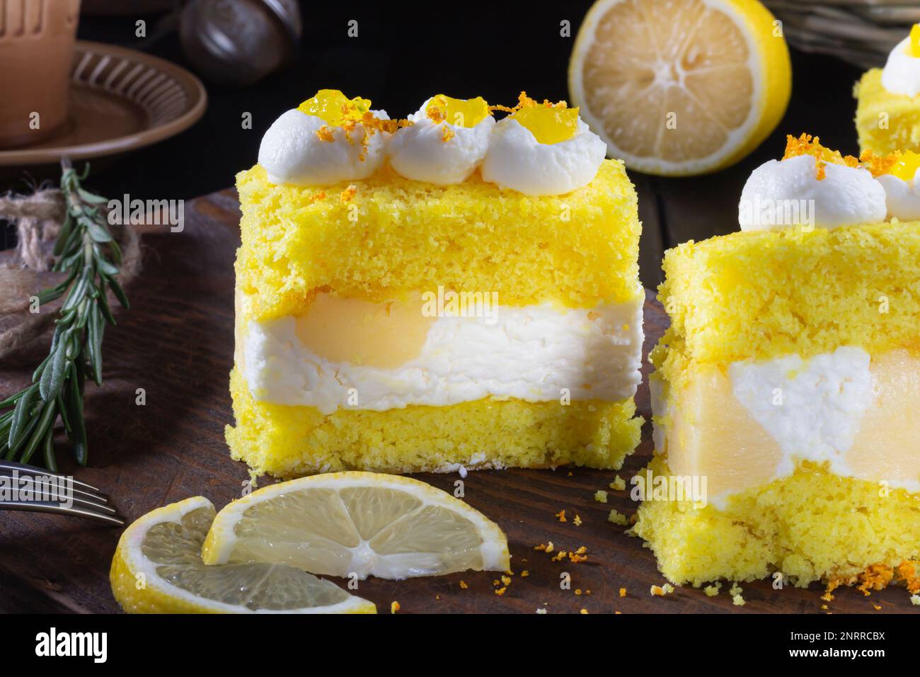 Nahaufnahme, hausgemachte Zitronenkuchen auf dunklem Holzbrett, selektiver Fokus. Abendmahl, festliche Teeparty mit Freunden, köstlicher Snack. Zitronenkuchen. Stockfoto