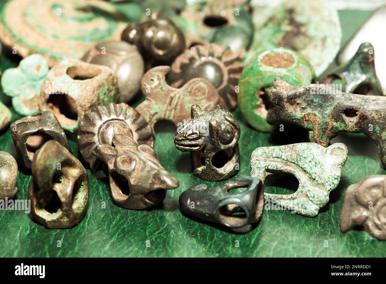 Archäologische Funde. Alte skythische Bronzeobjekte der Szythianer. Fokus auf Zoomorphic Belt Distributor Scythians 4.-3. Century BC Stockfoto