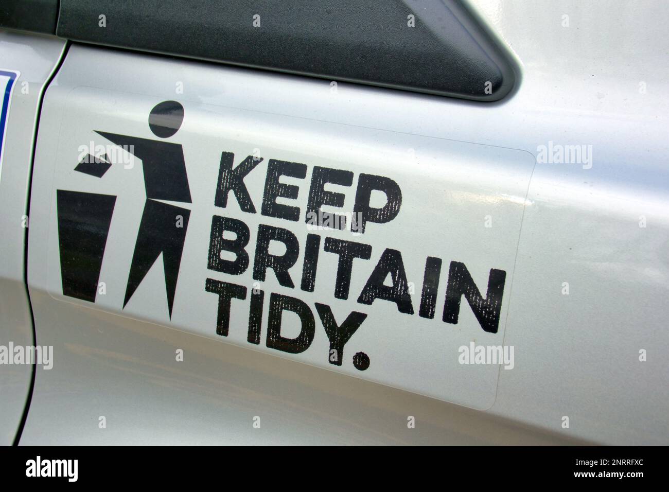 Das britische Logo „Tidy“ an der Seite des Fahrzeugs anbringen Stockfoto