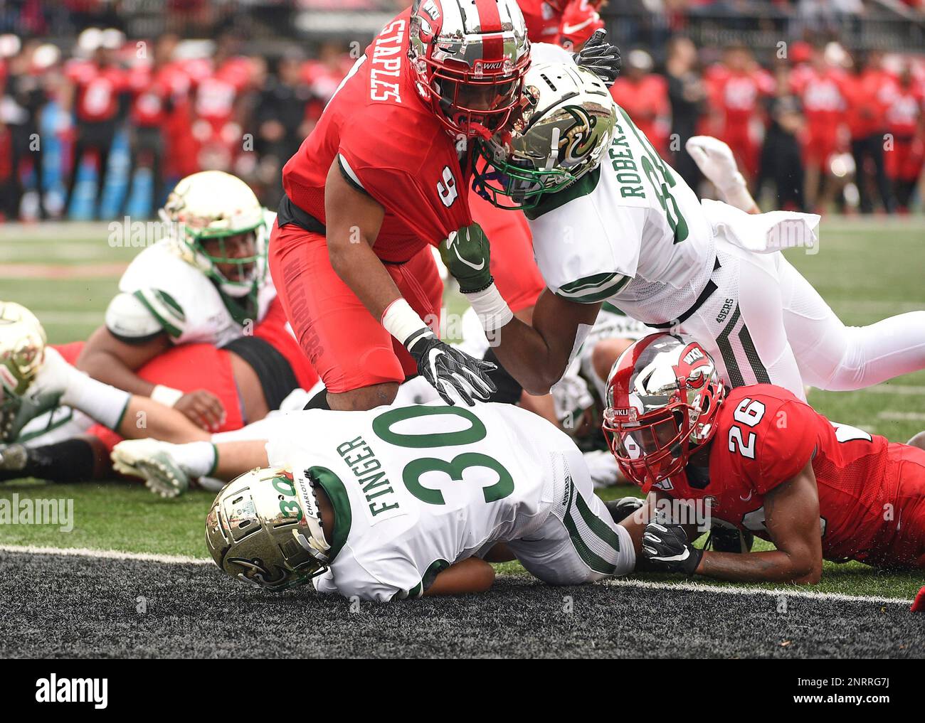 BOWLING GREEN, KY - OCTOBER 19: Charlotte 49ers running back Ishod Finger (30) dives across the goal line during a college football game between the Charlotte 49er's and the Western Kentucky Hilltoppers on October 19, 2019 at L. T. Smith Stadium in Bowling Green, KY (Photo by Steve Roberts/Icon Sportswire) (Icon Sportswire via AP Images) Stockfoto