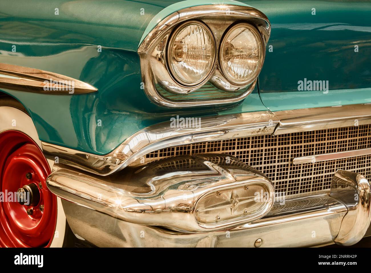 Seitenansicht eines klassischen Fahrzeugs in Vintage Green mit Chromakzenten Stockfoto