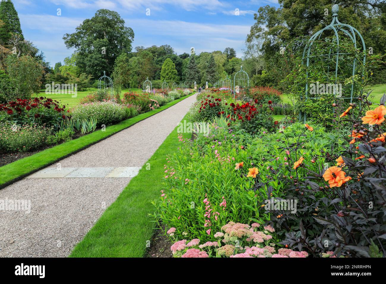 Ein Pfad durch die Gärten im Cholmondeley Castle Gardens Landhaus Cholmondeley, Cheshire, England, Großbritannien Stockfoto