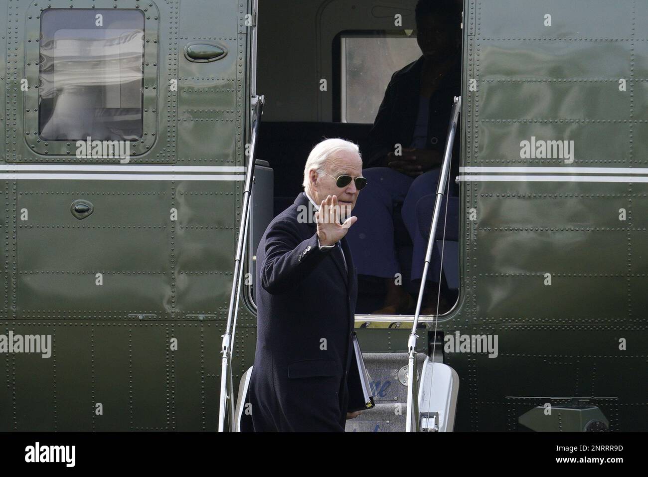 Washington, Usa. 27. Februar 2023. USA Präsident Joe Biden winkt, während er am 27. Februar 2023 aus Wilmington, Delaware, nach Washington zurückkehrt. Foto: Yuri Gripas/UPI Kredit: UPI/Alamy Live News Stockfoto