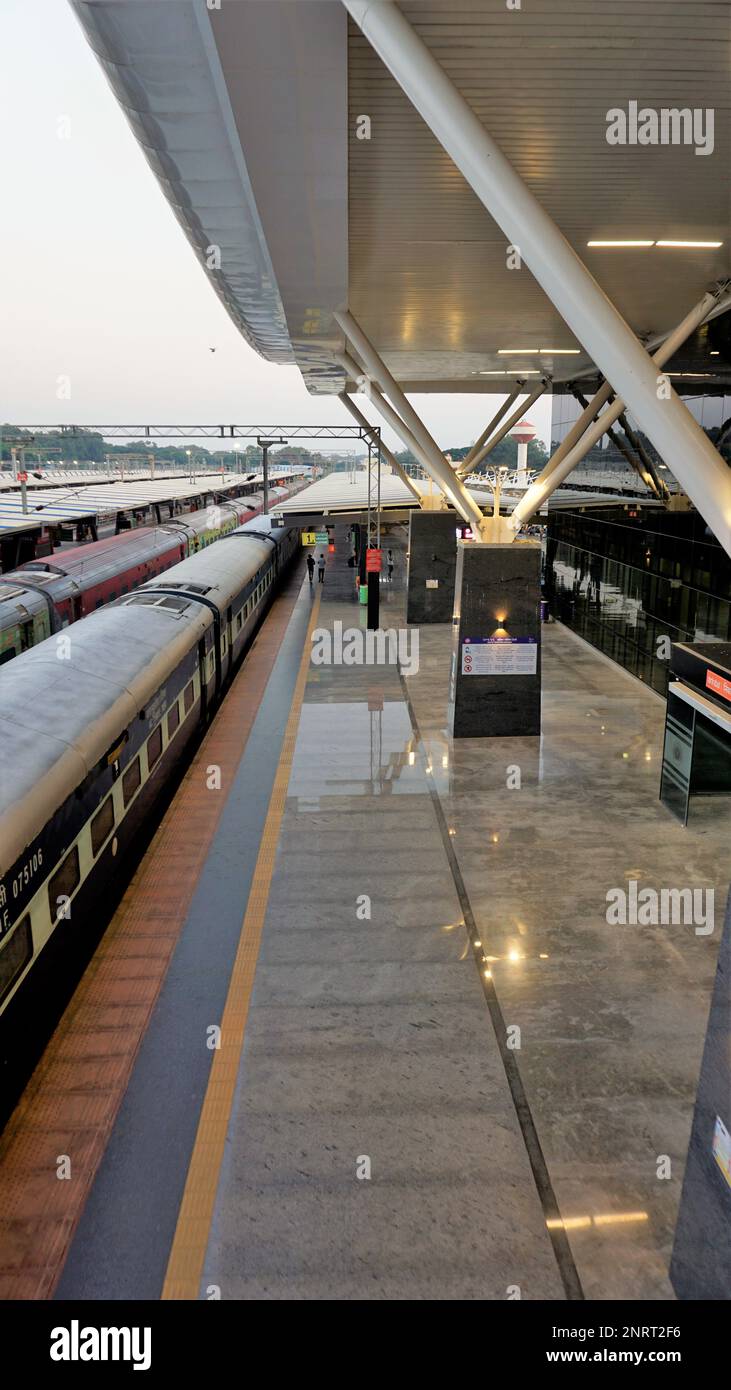 Bangalore, Karnataka, Indien-Oktober 26 2022: Innenarchitektur innerhalb der Pemzen des Sir M Visvesvaraya Terminals oder SMVB-Räumlichkeiten zur Goldenen Stunde Stockfoto