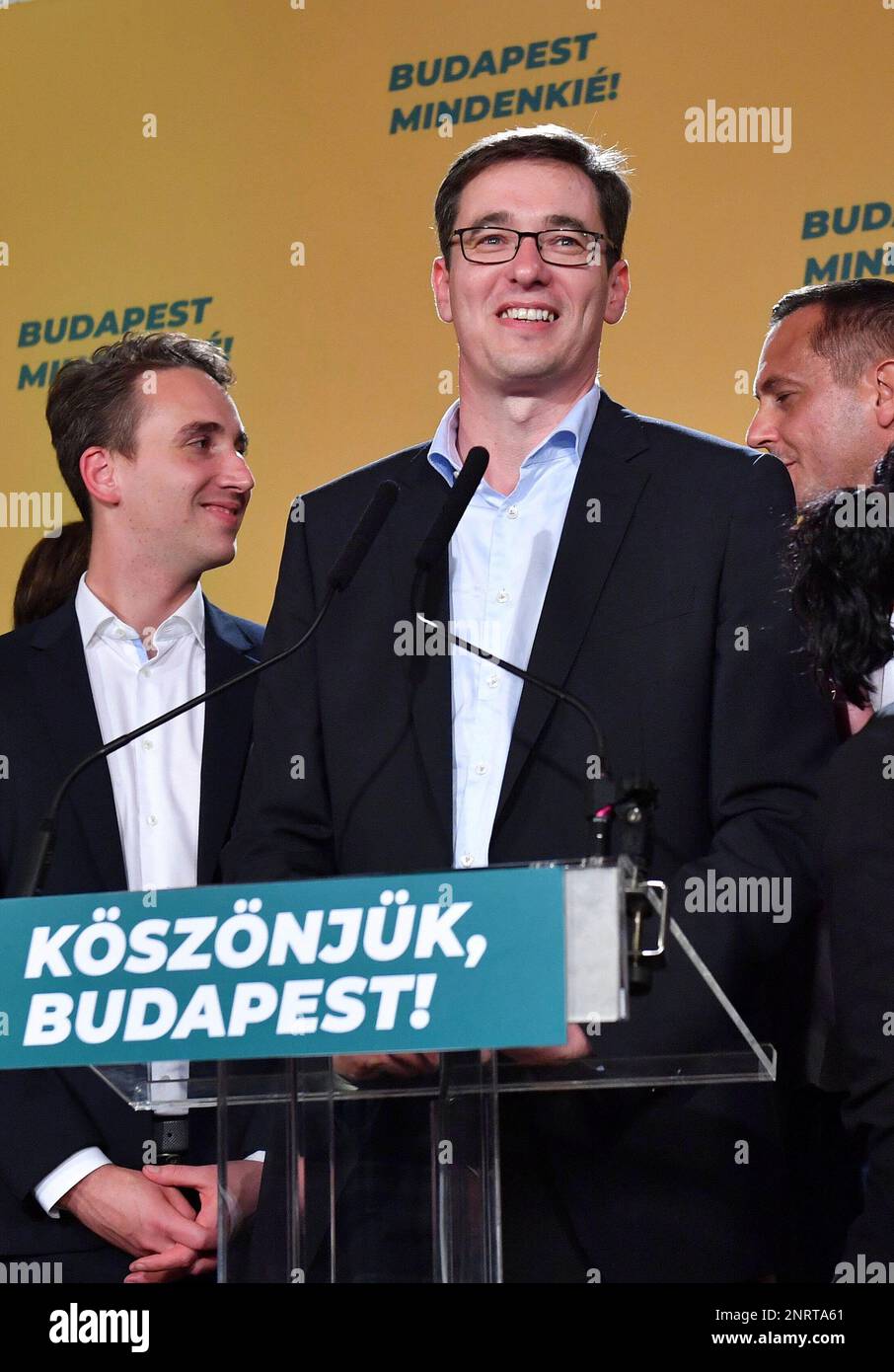 Newly elected Mayor of Budapest Gergely Karacsony, center, candidate of most of the oppositional parties speaks during the parties' event after the nationwide local elections in Budapest, Hungary, Sunday, October 13, 2019. (Zoltan Balogh/MTI via AP) Stockfoto