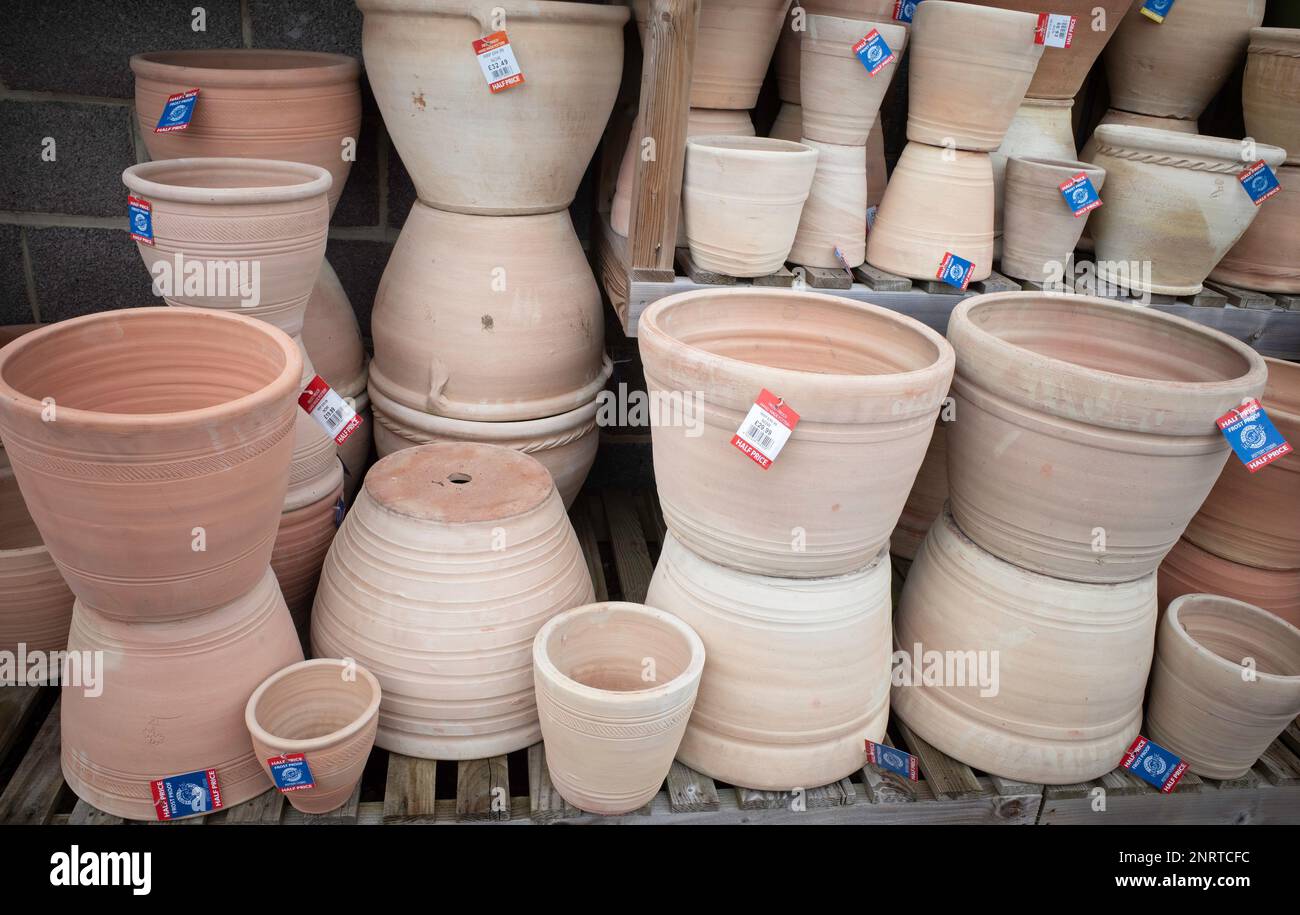 Ein großer Stapel brauner Terrakotta-Keramiktöpfe zum Anpflanzen in einem Gartencenter zu Verkaufspreisen Stockfoto