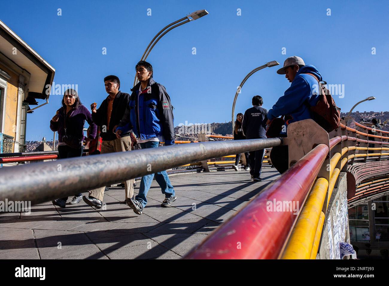 Fußgängerbrücke, in der Avenida Mariscal Santa Cruz, La Paz, Bolivien Stockfoto