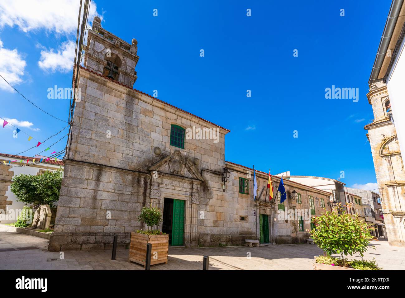 Melide, Camino de Santiago, Spanien. Wunderschöne Stadt in Galicien. Blick auf das Rathaus Stockfoto