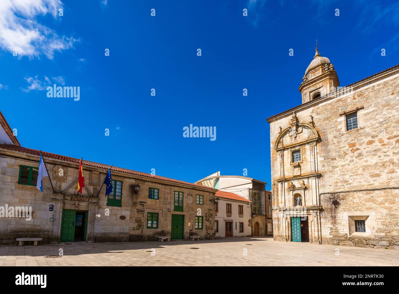 Melide, Camino de Santiago, Spanien. Wunderschöne Stadt in Galicien. Blick auf das Rathaus Stockfoto