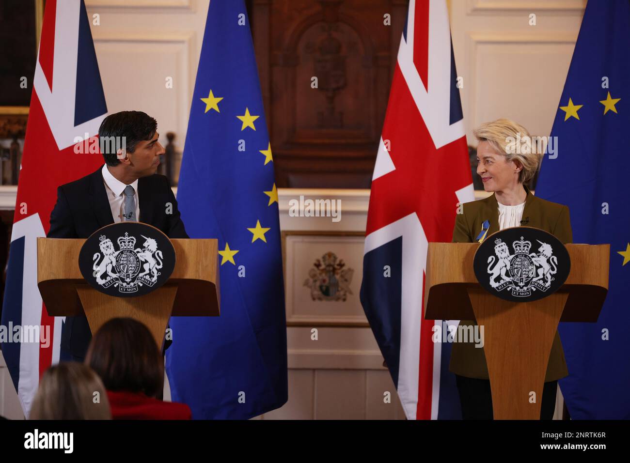 Premierminister Rishi Sunak und die Präsidentin der Europäischen Kommission Ursula von der Leyen anlässlich einer Pressekonferenz in der Guildhall in Windsor, Berkshire, nach der Ankündigung, dass sie eine Einigung über das Nordirland-Protokoll erzielt haben. Foto: Montag, 27. Februar 2023. Stockfoto