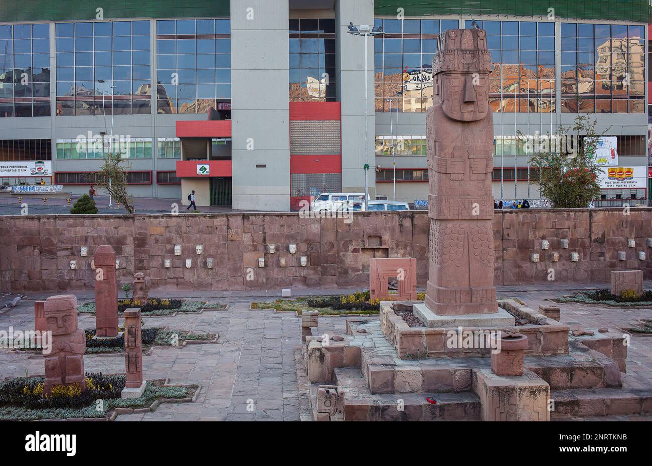 Plaza del Estadio, Tiahuanaco Monolith Kopie im Plaza Arqueologica und Hernando Siles Olympiastadion, La Paz, Bolivien Stockfoto