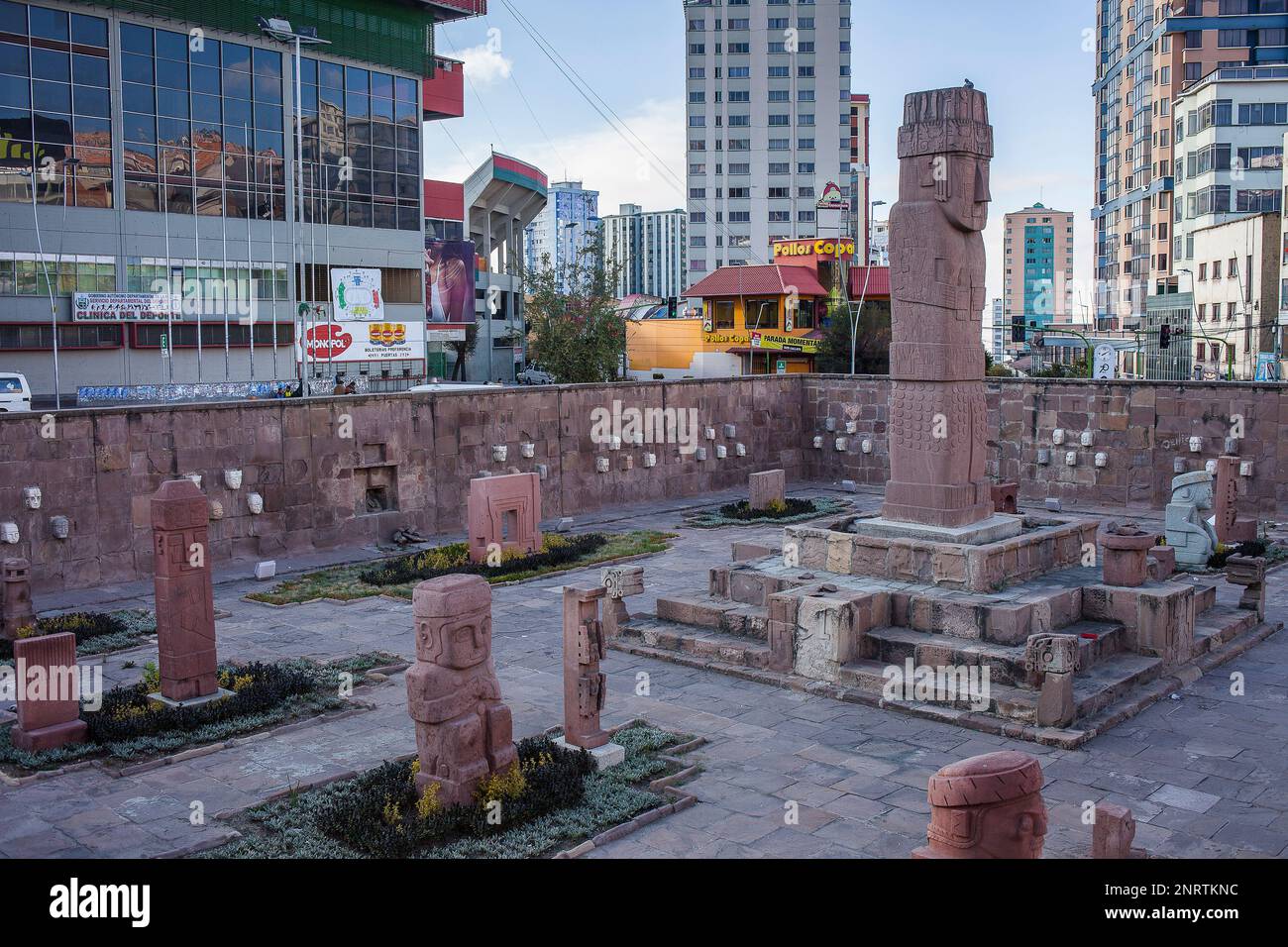 Plaza del Estadio, Tiahuanaco Monolith Kopie im Plaza Arqueologica und Hernando Siles Olympiastadion, La Paz, Bolivien Stockfoto