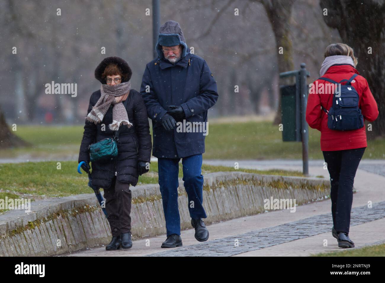 Pamplona. Navarra. Spanien. 27. Februar 2023. Das Wetter. Wetterbedingungen. Der Sturm Juliette durch Pamplona lässt den kältesten Wintertag mit Temperaturen, die auf 4 Grad unter Null gefallen sind, und einem thermischen Gefühl nahe 10 Grad unter Null aufgrund der starken Windböen aus der Arktis, die 40 km/h und überwunden haben Mit Niederschlag in Form von Pulverschnee, in Pamplona (Spanien) am 27. Februar 2023. Kredit: Iñigo Alzugaray / Alamy Live News Stockfoto