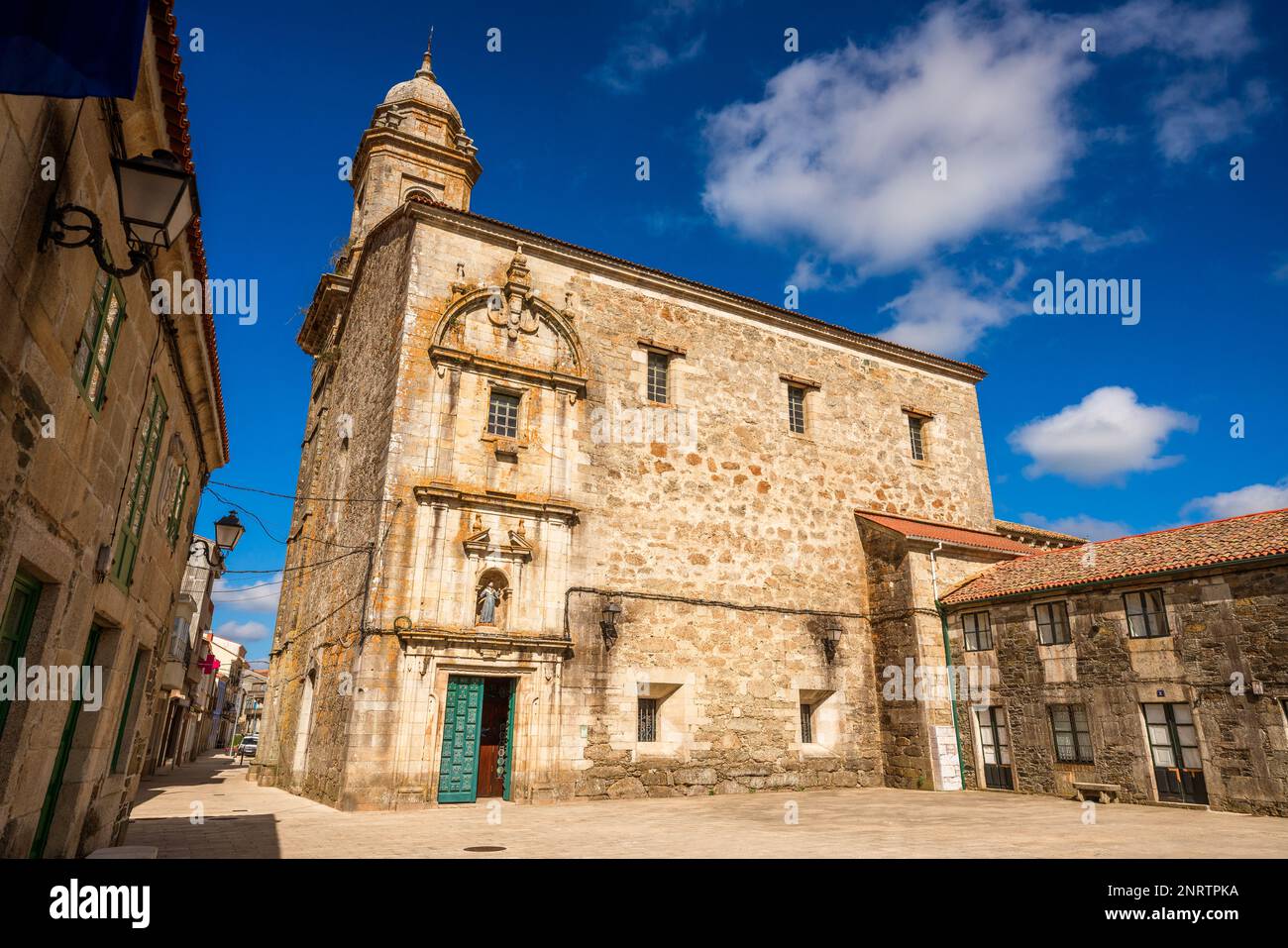 Melide, Galicien, Spanien. Meilenstein auf der Strecke Camino de Santiago. Blick von außen auf die Kirche St. Peter Stockfoto