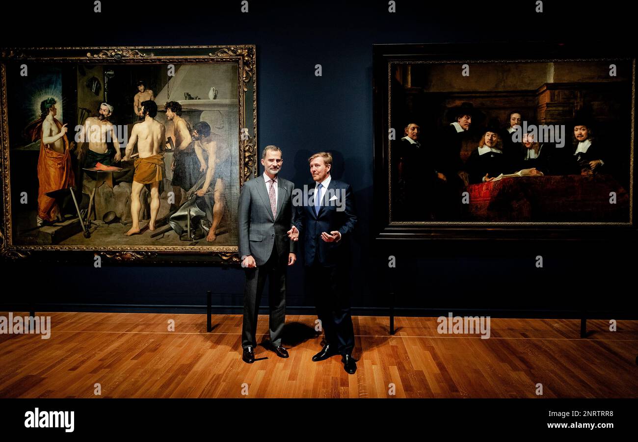 Spain's King Felipe and Dutch King Willem-Alexander, right, pose for photographers when visiting the Rembrandt-Velazquez exhibit at the Rijksmuseum in Amsterdam, Netherlands, Thursday, Oct. 10, 2019. (Robin van Lonkhuijsen via AP, Pool) Stockfoto