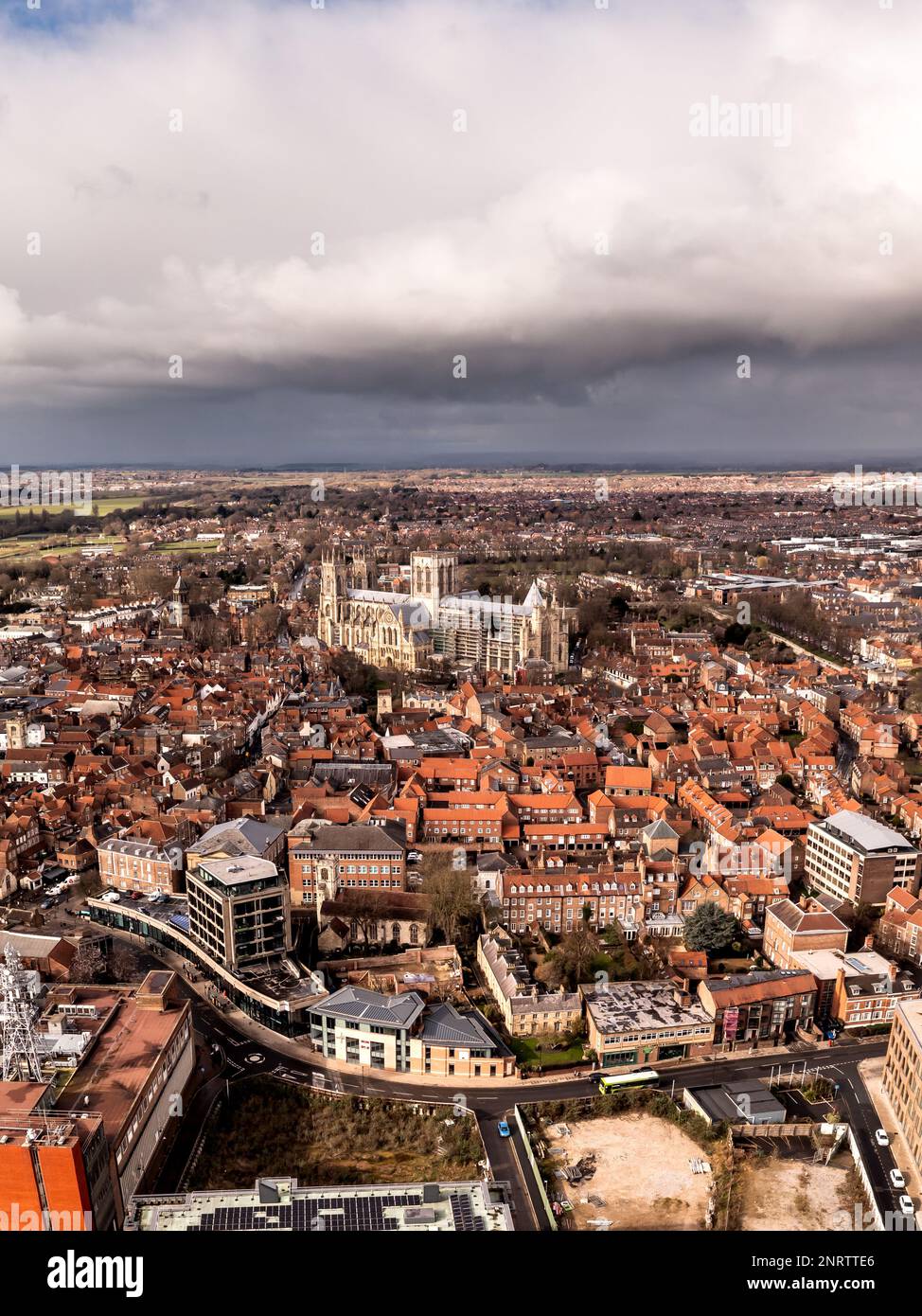 Ein vertikaler Blick aus der Vogelperspektive auf die Skyline von York ...
