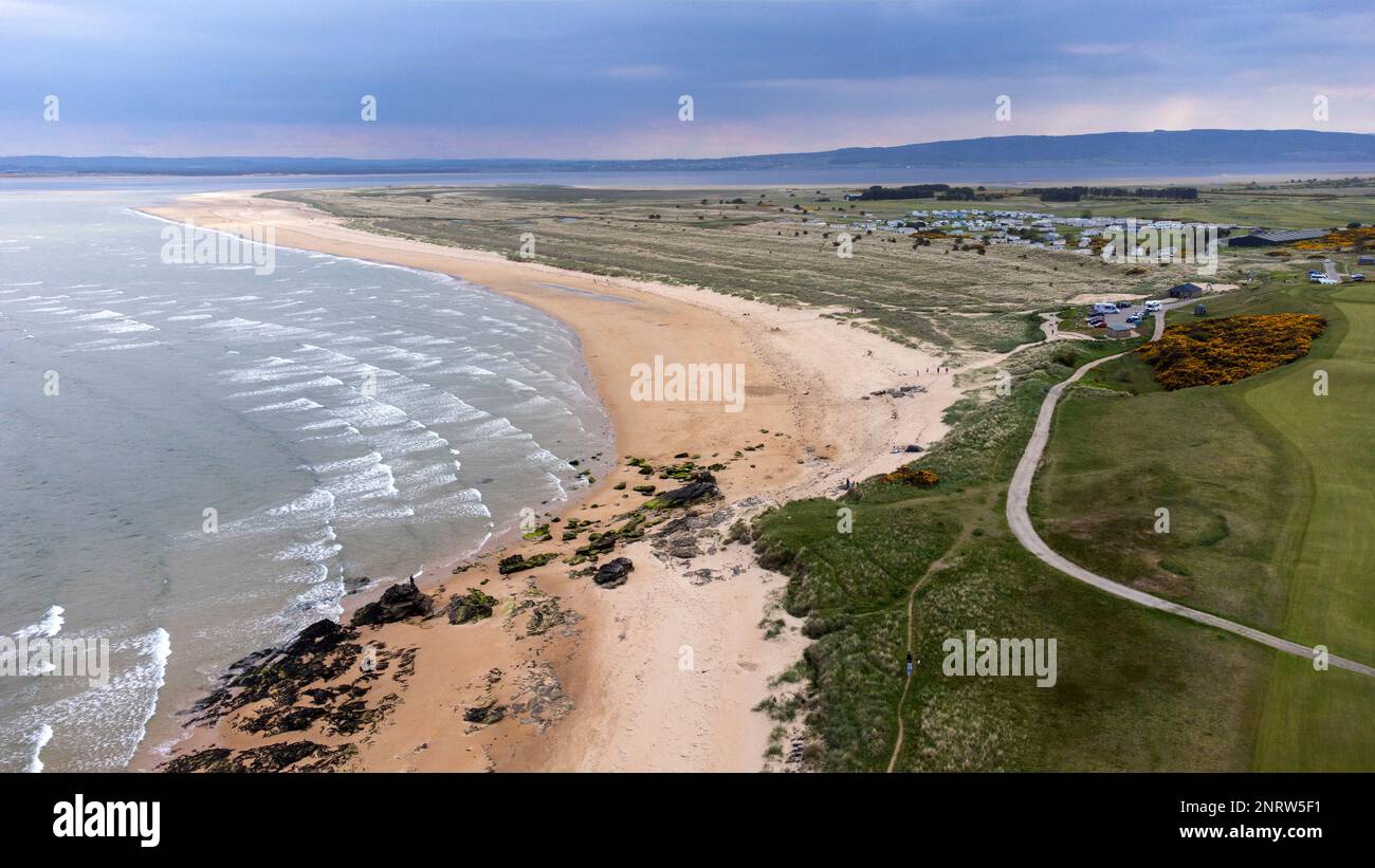 Luftaufnahme des Royal Dornoch Golf Links und Dornoch Beach, eines der Ziele an der berühmten North Coast 500 Route Stockfoto