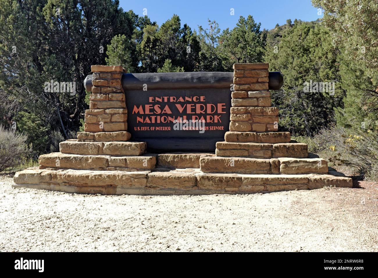 Eingangsschild zum Mesa Verde-Nationalpark im Südwesten von Colorado, USA. Stockfoto