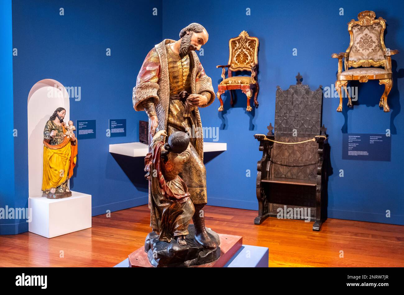 Kolonialzeit Skulpturen und Stühlen, Museo Colonial, Bogota, Kolumbien Stockfoto