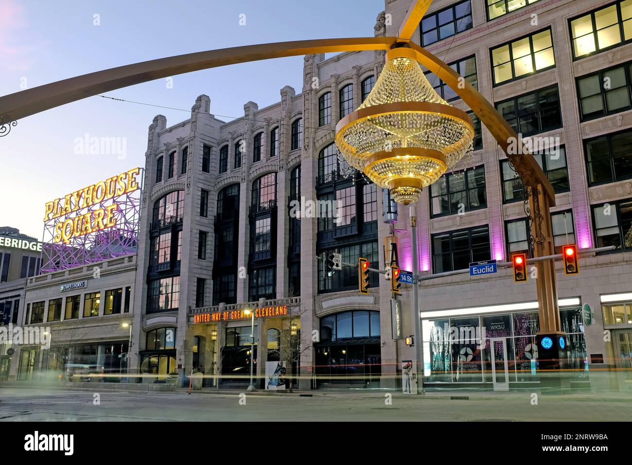 In der Abenddämmerung über der Hauptkreuzung des Playhouse Square Theaterviertels in Cleveland, Ohio, USA, leuchtet ein großer Kronleuchter im Freien. Stockfoto