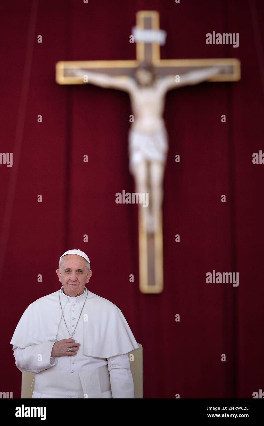 13. März 2023 markiert 10 Jahre Papst Franziskus. Im Bild : Papst Franziskus die Pfingstwache auf dem Petersplatz im Vatikan. 18. Mai 2013 Stockfoto
