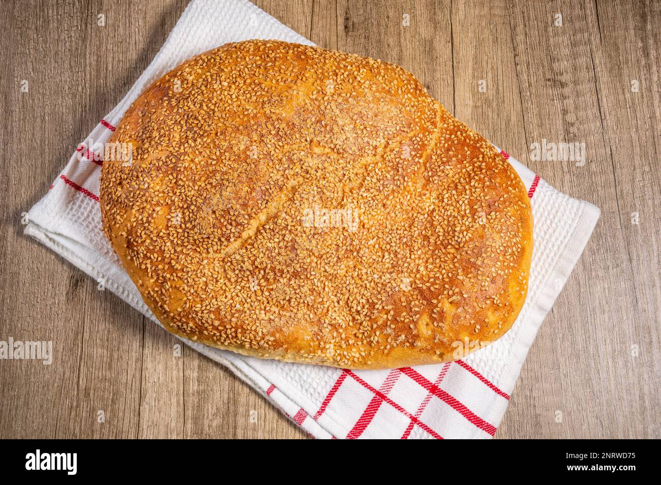 Traditionelles griechisches Brot ( lagana ), gebacken für sauberen Montag Stockfoto